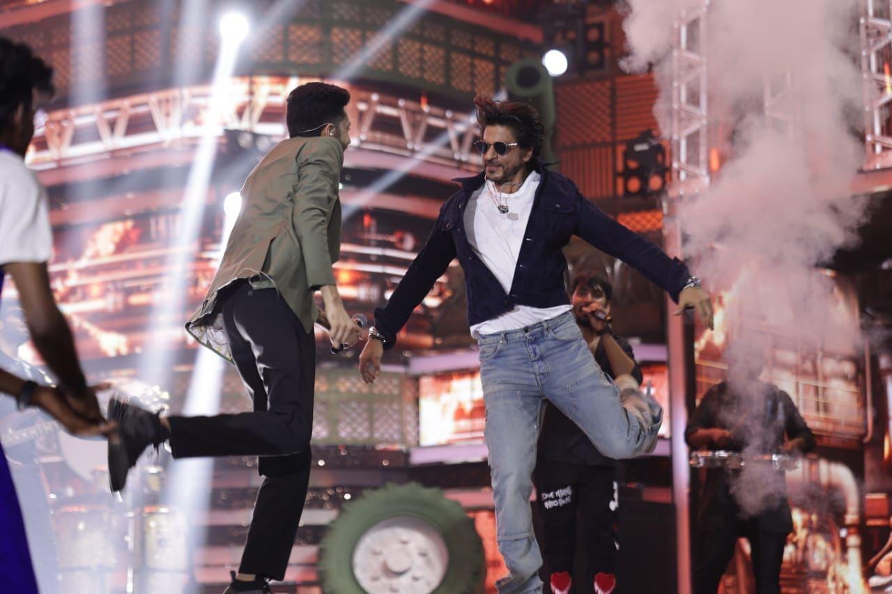 Shah Rukh and Anirudh set the stage of fire with their dance performances on Jawan's songs